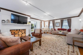 - King Bed - Massive Yard - Fully-Equipped Condo -